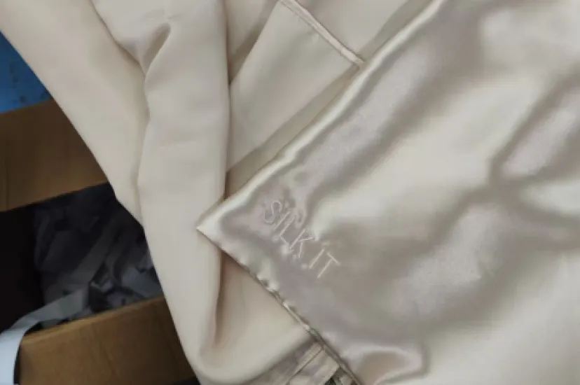 Individuell bestickter Seidenkissenbezug in Champagnerfarbe für SILK IT.