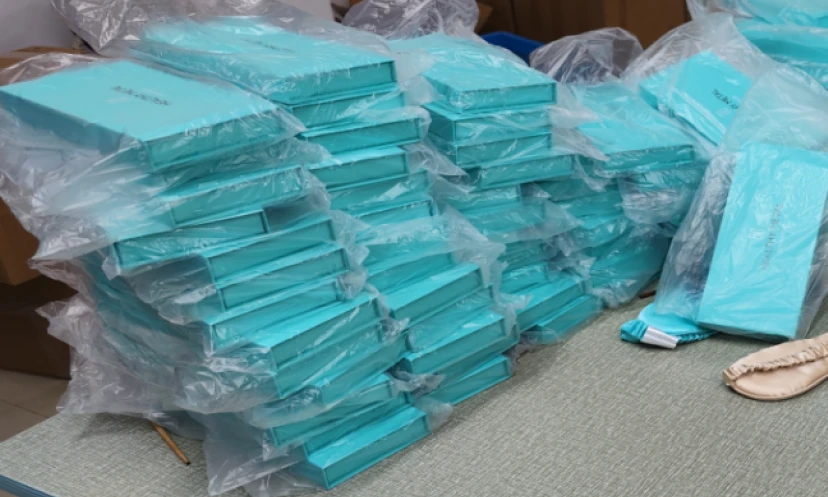 Serienproduktion von türkisfarbenen Seiden-Augenmasken und individuelle Verpackung.