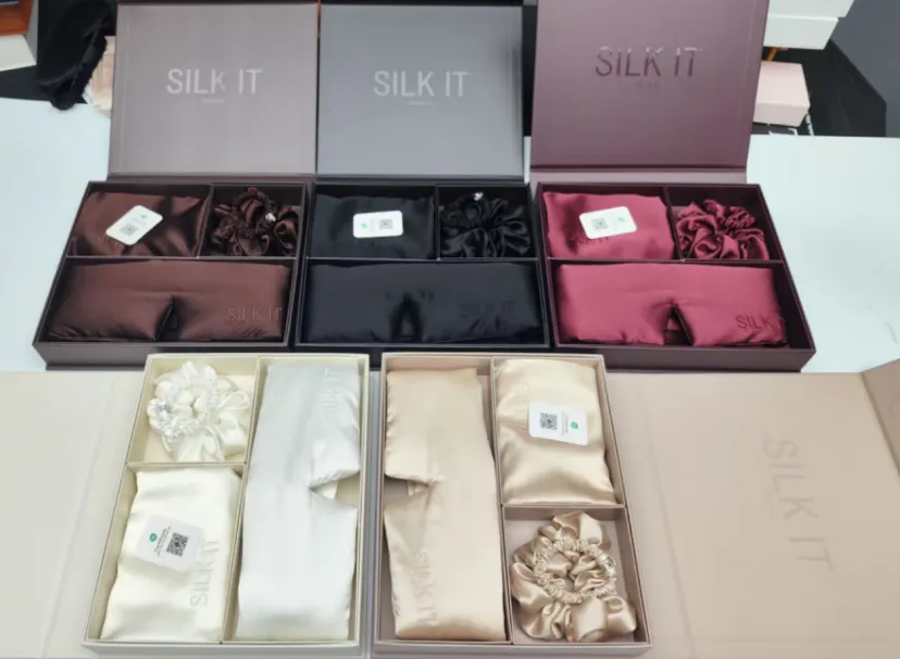 Offene Seidengeschenksets mit farblich passenden Kissenbezügen und Haargummis für SILK IT.