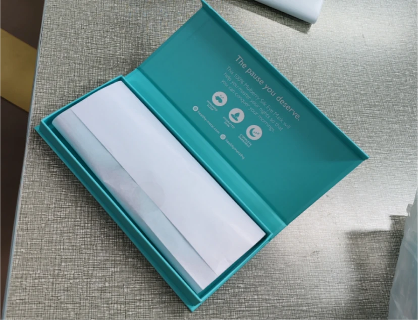 Individuell gestaltete Geschenkbox für eine 8-Momme-Seiden-Augenmaske mit passenden Seiden-Haargummis.