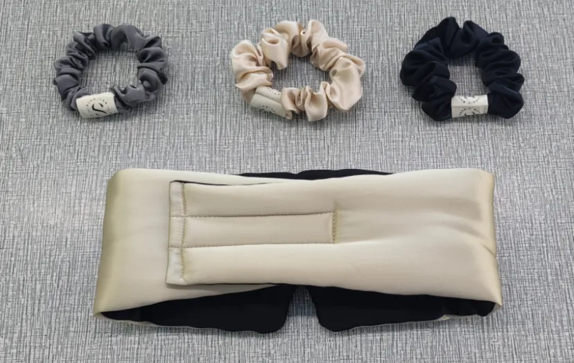 Individuell gestaltete, zweifarbige Schlafmaske aus Seide mit schwarzem, lichtundurchlässigem Einsatz.