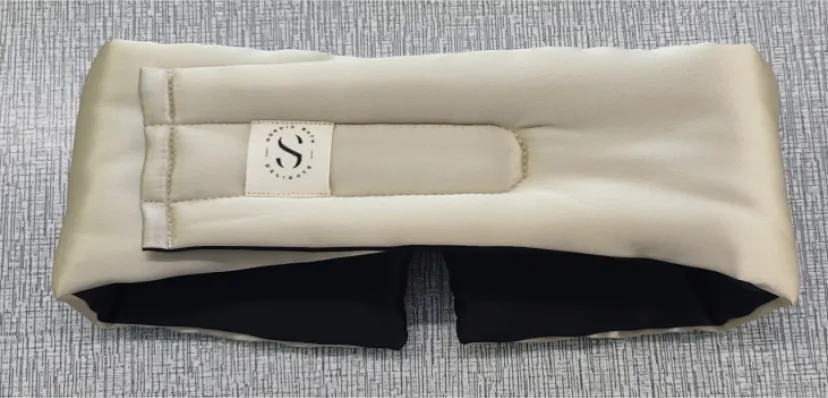 Detailansicht einer hochwertigen Schlafmaske aus Seide mit Füllung aus 100 % Baumwolle.