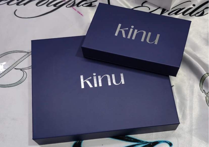 Hochwertige, marineblaue KINU-Geschenkbox mit Seiden-Augenmaske.