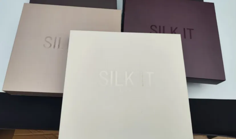 Individuelle Luxus-Seidengeschenkboxen mit UV-gedrucktem SILK IT-Logo in verschiedenen Farben.