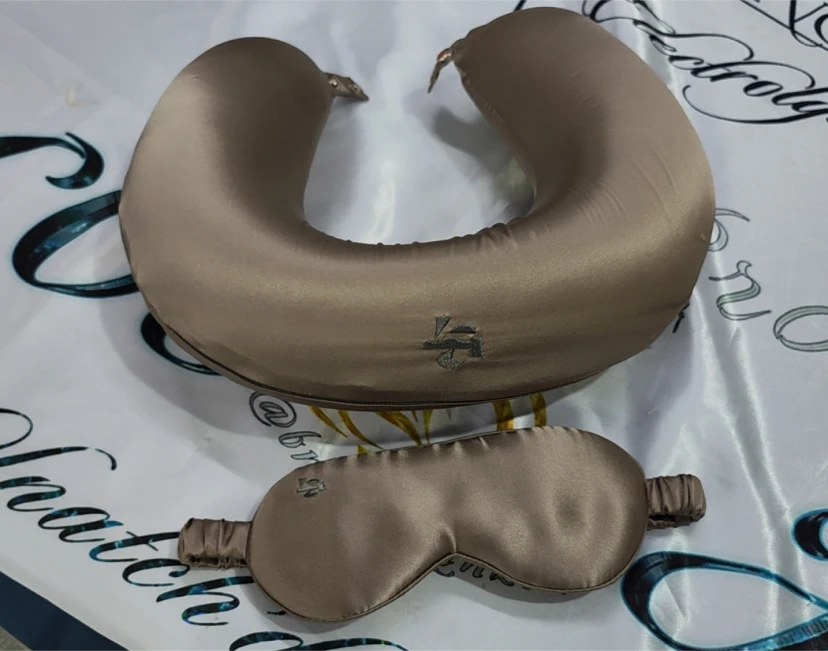 Conjunto personalizado de almohada cervical y antifaz de seda con bordado de la marca de la aerolínea para una aerolínea de los Emiratos Árabes Unidos.