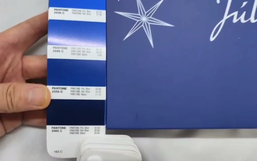 Proces dopasowywania kolorów Pantone dla niestandardowej jedwabnej maski na oczy i opakowania Julia.