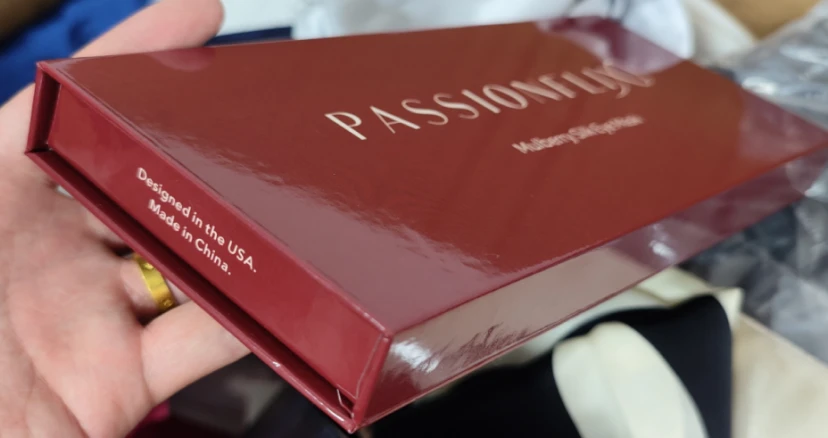 PASSIONFLIX-Luxus-Seiden-Augenmaskenverpackung in roter Farbe in der Hand.