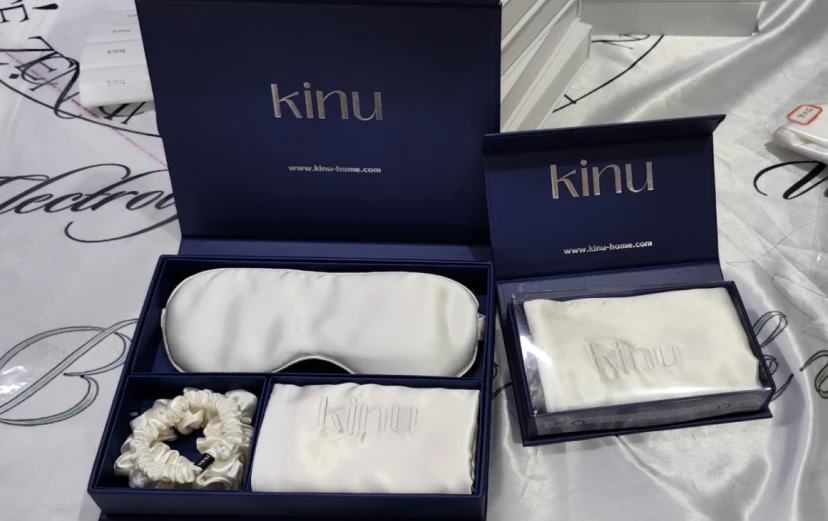 KINU Geschenkset mit 22-Momme-Seiden-Augenmaske, marineblauer Verpackung und passenden Seiden-Haargummis.