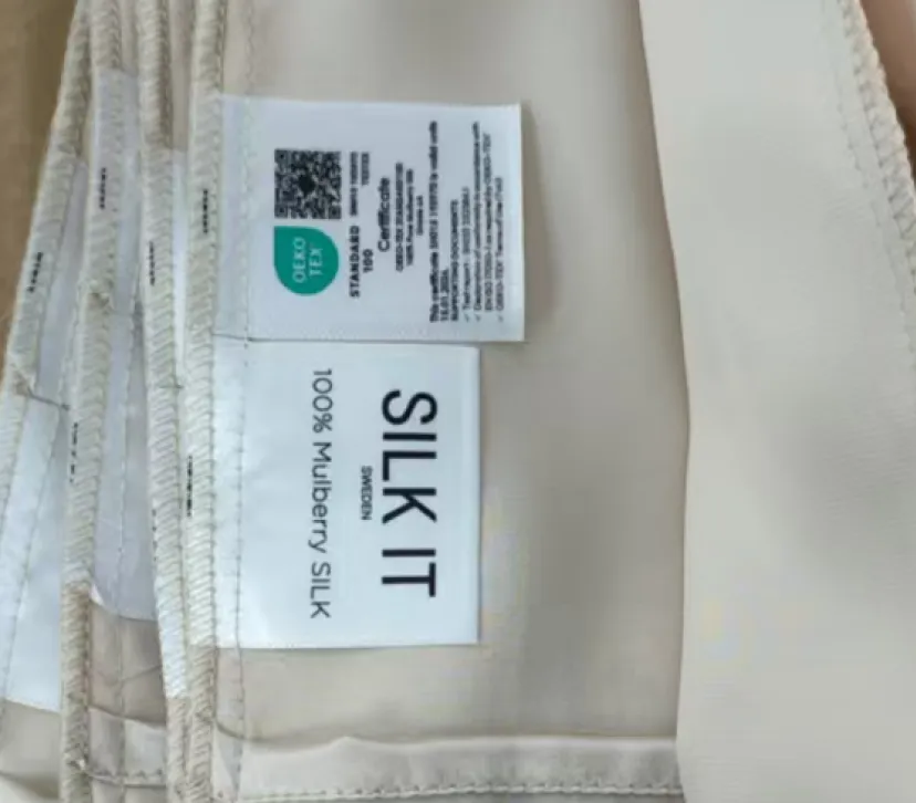 Seidenkissenbezug mit OEKO-TEX®- und Pflegeetiketten für ein individuelles Seidengeschenkset.