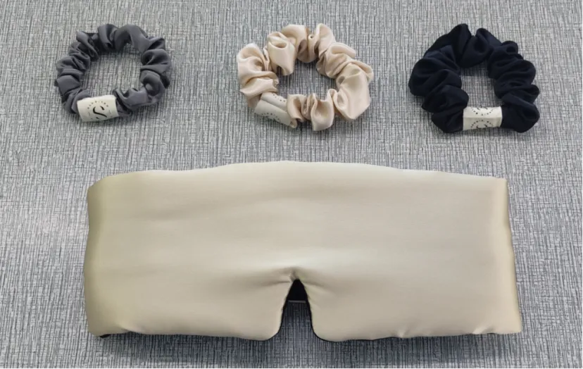 Schlafmaske aus 6A-Seide (25 Momme) mit passendem Seiden-Haargummi-Set.