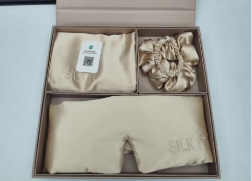 Komplettes individuelles Seidengeschenkset mit farblich abgestimmter Verpackung und Produkten.