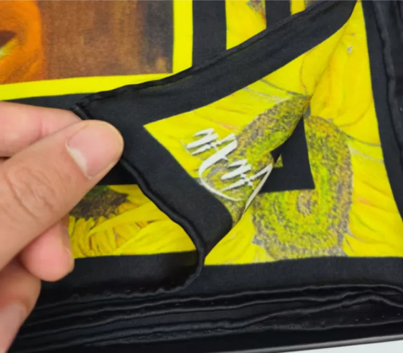 Foulard en soie à bords roulottés à la main, motif tournesol jaune et étiquette personnalisée.