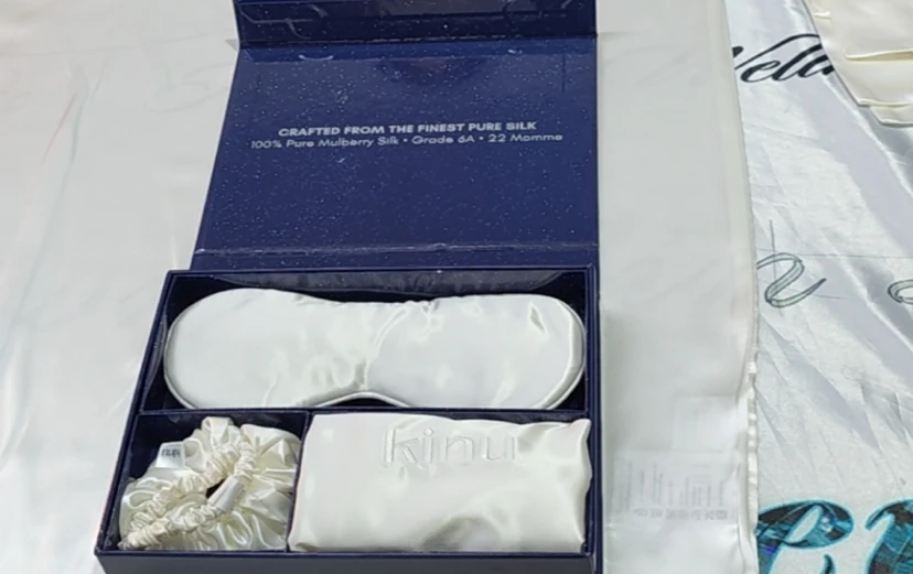 Detailaufnahme der KINU-Augenmaske aus 22-Momme-Maulbeerseide (6A-Qualität) mit individueller Verpackung.