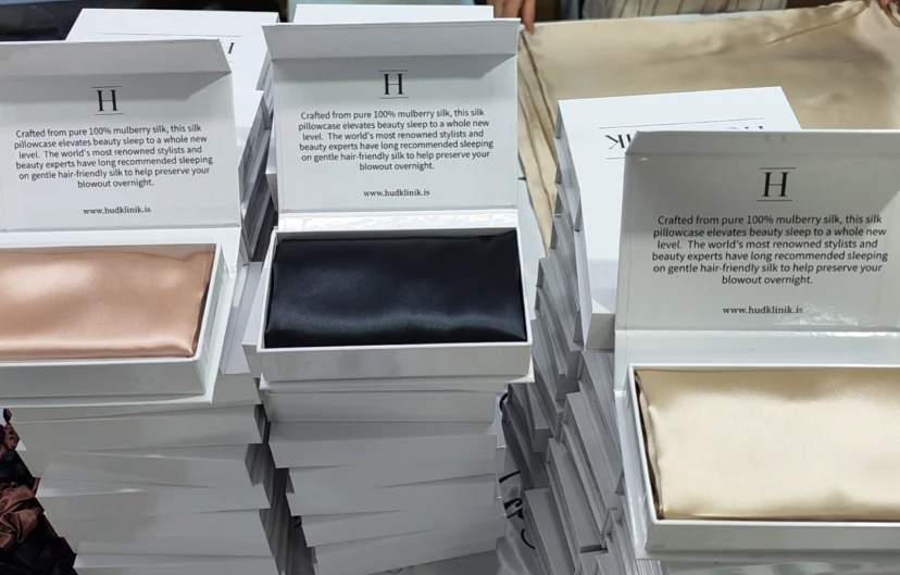 Bulk custom silk pillowcase gift boxes with HÜDKLÍNK branding ready for delivery