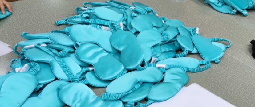 Fertige 8-Momme-Seiden-Augenmasken mit PP-Baumwollfüllung in der Fabrik.