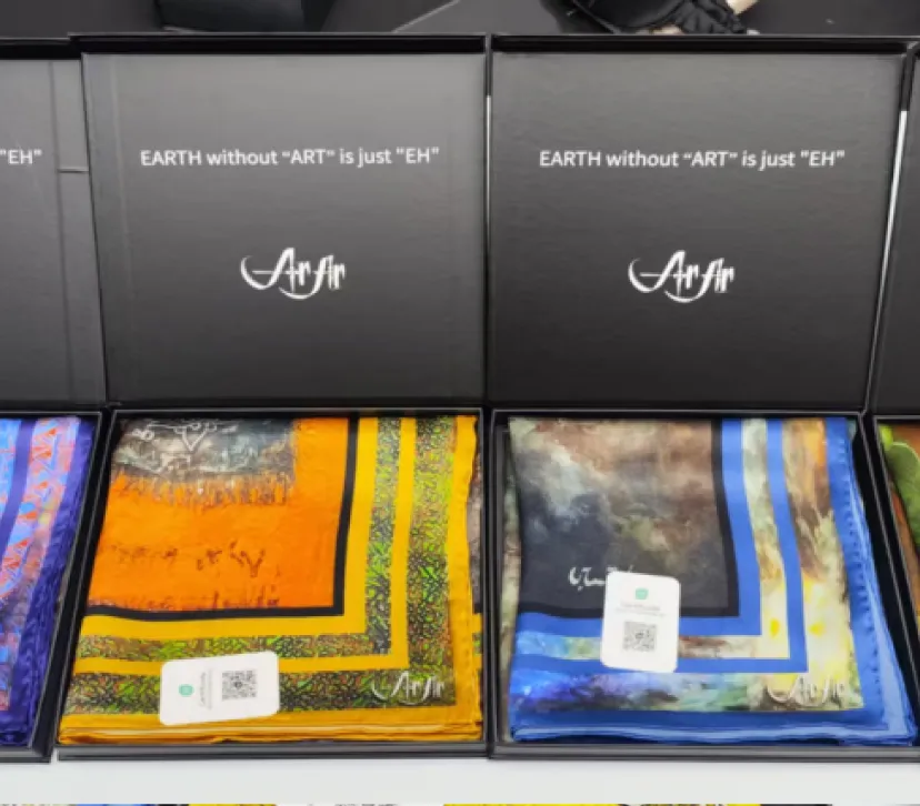 Collection de foulards en soie de luxe avec imprimés artistiques et logo personnalisé.