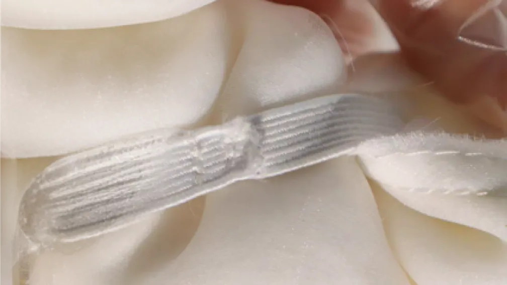 Double-layer stitching prevents breakage.