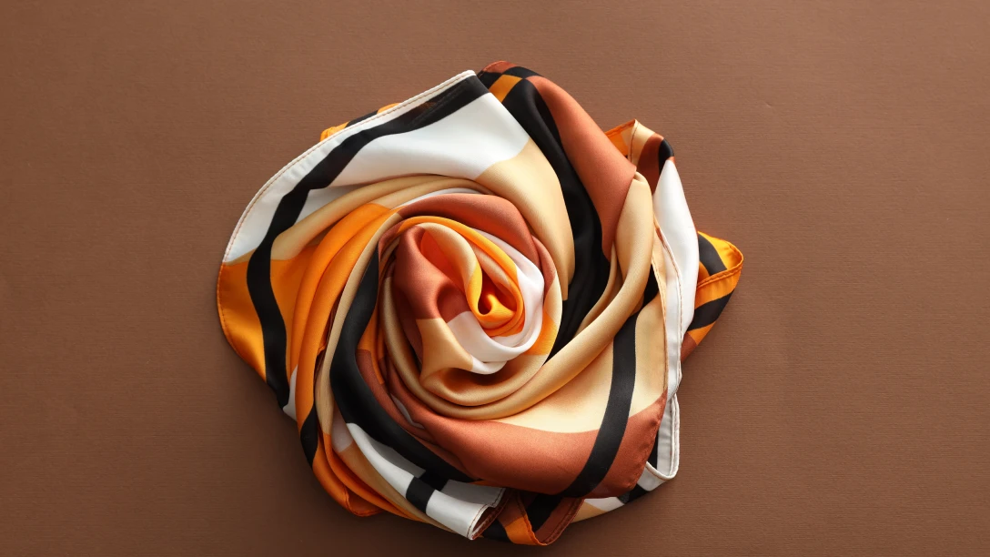 Custom Silk Scarf Manufacturing: A B2B Guide to Fabric, Printing & Edge Finishing for Brands